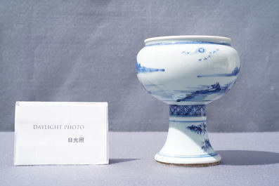 Een Chinese blauw-witte stem cup met landschapsdecor, Kangxi/Yongzheng