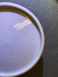 Een ronde Chinese blauw-witte dekseldoos, Kangxi