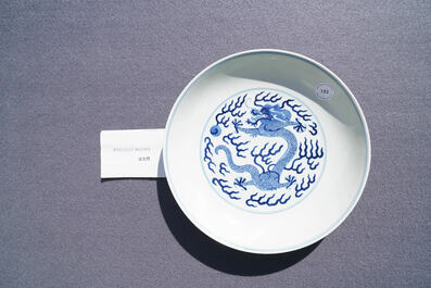 Een Chinese blauw-witte 'draken' schotel, Tongzhi merk en periode