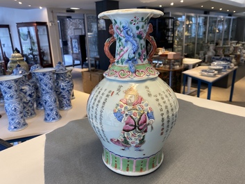 Een Chinese famille rose 'Wu Shuang Pu' vaas, 19e eeuw