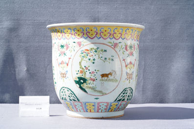 Een Chinese famille rose jardini&egrave;re, 19e eeuw