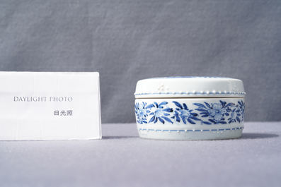 Een ronde Chinese blauw-witte dekseldoos, Kangxi