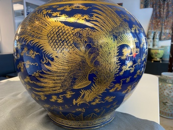 Un grand vase bouteille en porcelaine de Chine bleu monochrome &agrave; d&eacute;cor dor&eacute; de dragons et ph&eacute;nix, marque et &eacute;poque de Guangxu