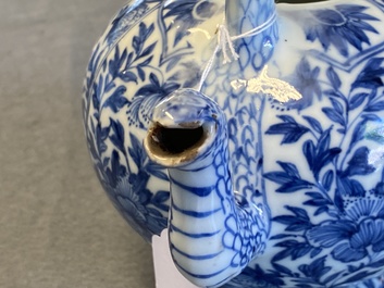 Une th&eacute;i&egrave;re couverte en porcelaine de Chine en bleu et blanc, Kangxi