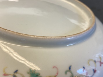 Een Chinese famille rose 'draken' schotel, Guangxu merk en periode