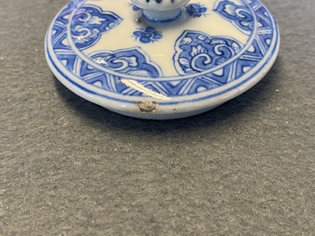 A Chinese blue and white teapot and cover, Kangxi