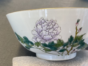 Een paar Chinese famille rose 'pioen' kommen, Guangxu merk en periode