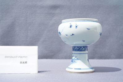 Een Chinese blauw-witte stem cup met floraal decor, Kangxi/Yongzheng