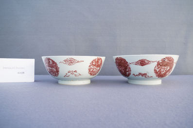 Een paar Chinese koperrode 'draken en karpers' kommen, Kangxi/Qianlong