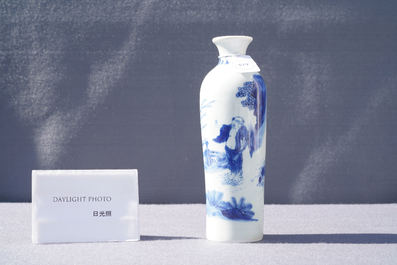 Een Chinese blauw-witte rouleau vaas met een figuur in een landschap, Transitie periode