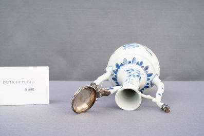 Une verseuse en porcelaine de Chine en bleu et blanc &agrave; monture en argent, &eacute;poque Transition