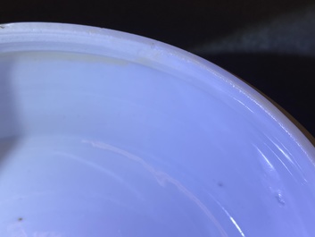 Een ronde Chinese blauw-witte dekseldoos, Kangxi