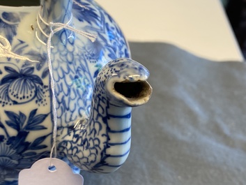 Une th&eacute;i&egrave;re couverte en porcelaine de Chine en bleu et blanc, Kangxi
