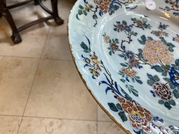 Een polychrome Delftse schotel met fijn floraal decor, 18e eeuw