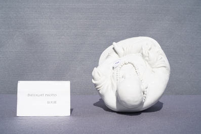 Une figure de Bouddha en porcelaine blanc de Chine de Dehua, Kangxi