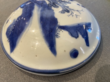 Un pot couvert en porcelaine de Chine en bleu et blanc &agrave; d&eacute;cor de figures dans un paysage, &eacute;poque Transition