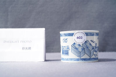 Een Chinese blauw-witte inktpot met decor van antiquiteiten, Kangxi