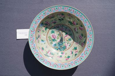 Een grote Chinese famille rose kom met celadon fondkleur, 19e eeuw