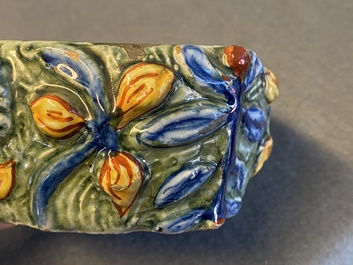 Een polychrome Delftse botervloot in de vorm van een koe, 18e eeuw