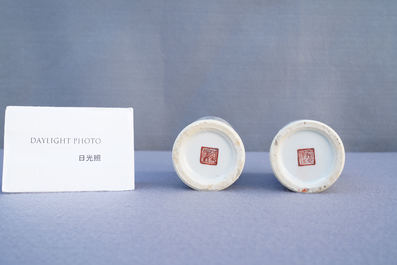 Une paire de pots &agrave; pinceaux en porcelaine de Chine famille rose &agrave; d&eacute;cor 'Wu Shuang Pu', marque et &eacute;poque de Daoguang