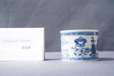 Een Chinese blauw-witte inktpot met decor van antiquiteiten, Kangxi