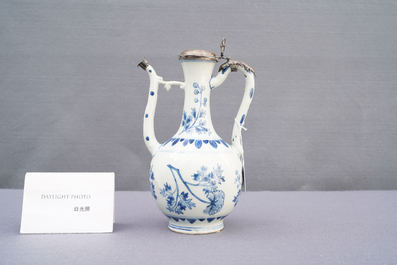 Une verseuse en porcelaine de Chine en bleu et blanc &agrave; monture en argent, &eacute;poque Transition