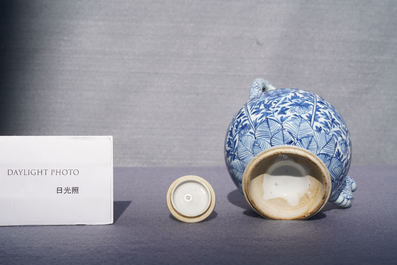 Une th&eacute;i&egrave;re couverte en porcelaine de Chine en bleu et blanc, Kangxi