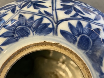 Une th&eacute;i&egrave;re couverte en porcelaine de Chine en bleu et blanc, Kangxi