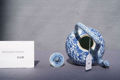 Une th&eacute;i&egrave;re couverte en porcelaine de Chine en bleu et blanc, Kangxi
