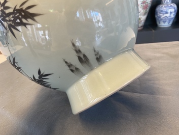 Een Chinese celadon-geglazuurde 'hu' vaas met bamboetakken, Qianlong merk, 20e eeuw