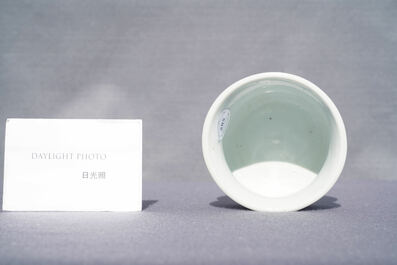 Un br&ucirc;le-parfum en porcelaine de Chine en bleu et blanc &agrave; d&eacute;cor de figures dans un paysage, Kangxi