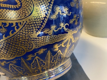 Un grand vase bouteille en porcelaine de Chine bleu monochrome &agrave; d&eacute;cor dor&eacute; de dragons et ph&eacute;nix, marque et &eacute;poque de Guangxu