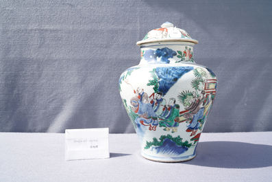 Un vase couvert en porcelaine de Chine wucai &agrave; d&eacute;cor d'immortels, Shunzhi
