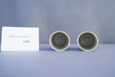 Une paire de pots &agrave; pinceaux en porcelaine de Chine famille rose &agrave; d&eacute;cor 'Wu Shuang Pu', marque et &eacute;poque de Daoguang