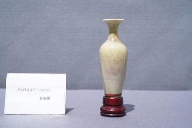 Een Chinese monochrome vaas met perzikbloesemglazuur, Kangxi merk, Republiek