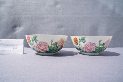 Een paar Chinese famille rose 'pioen' kommen, Guangxu merk en periode