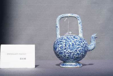 Une th&eacute;i&egrave;re couverte en porcelaine de Chine en bleu et blanc, Kangxi