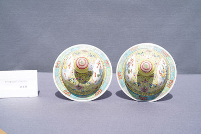 Een paar Chinese famille rose dekselvazen met gele fondkleur, Guangxu merk, Republiek