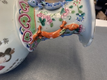 Een Chinese famille rose 'Wu Shuang Pu' vaas, 19e eeuw