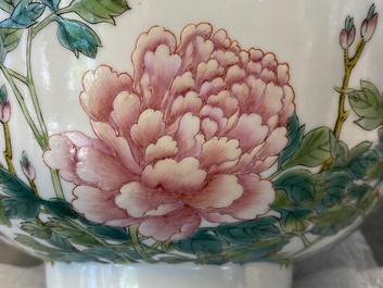 Een paar Chinese famille rose 'pioen' kommen, Guangxu merk en periode