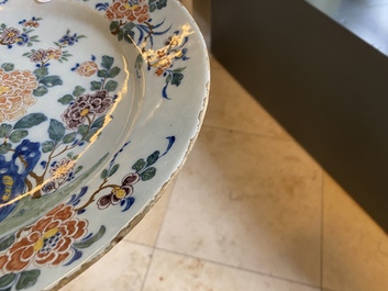 Een polychrome Delftse schotel met fijn floraal decor, 18e eeuw