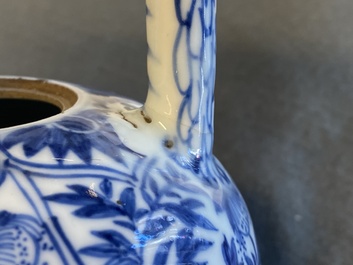 Une th&eacute;i&egrave;re couverte en porcelaine de Chine en bleu et blanc, Kangxi