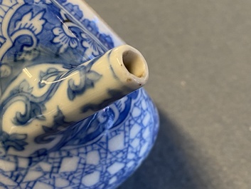 A Chinese blue and white teapot and cover, Kangxi