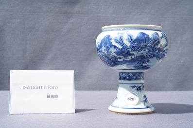 Een Chinese blauw-witte stem cup met landschapsdecor, Kangxi/Yongzheng