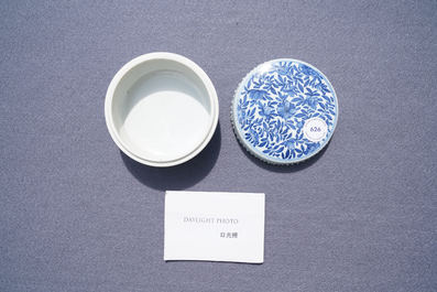 Een ronde Chinese blauw-witte dekseldoos, Kangxi
