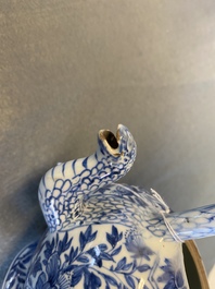 Une th&eacute;i&egrave;re couverte en porcelaine de Chine en bleu et blanc, Kangxi