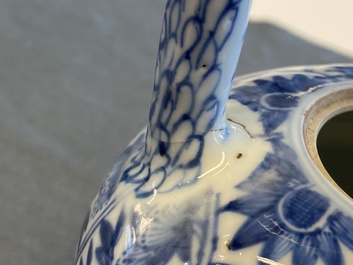 Une th&eacute;i&egrave;re couverte en porcelaine de Chine en bleu et blanc, Kangxi