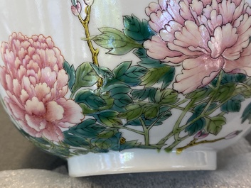 Een paar Chinese famille rose 'pioen' kommen, Guangxu merk en periode