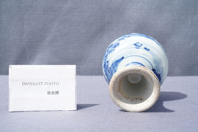 Een Chinese blauw-witte stem cup met landschapsdecor, Kangxi/Yongzheng