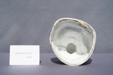 Une figure de Bouddha en porcelaine blanc de Chine de Dehua, Kangxi